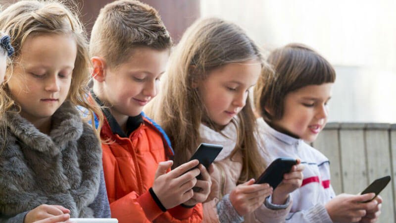 وابستگی کودک به موبایل